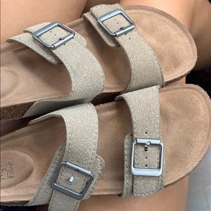 Womans sandals size 6